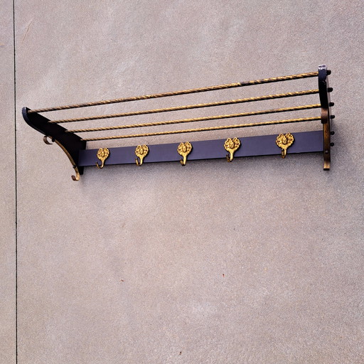 Perchero clásico francés con espacio de almacenamiento