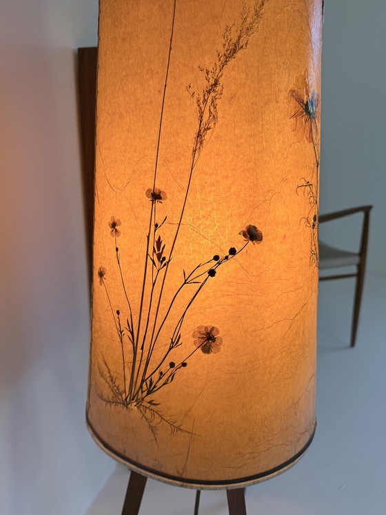 Image 1 of Lampadaire trépied vintage orné de fleurs séchées, Hesse Leuchten '60