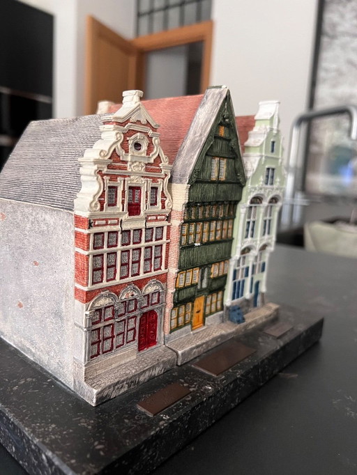Magnifique miniature des trois maisons les plus célèbres de Malines, situées dans le quartier de Haverwerf. Pièce unique.