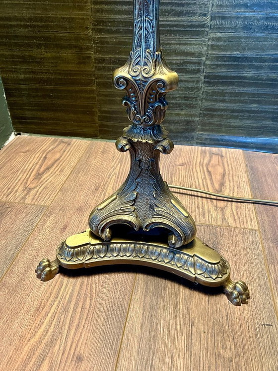 Image 1 of Lámpara de pie de latón macizo de mediados de siglo con patas de león. Pantalla muy sólida y elaborada, con ribete de terciopelo