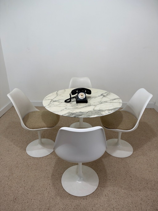 Ensemble Tulip – table Knoll International en marbre et 4 chaises – Eero Saarinen