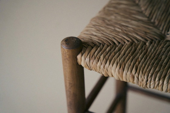 Image 1 of Taburete alto de madera con asiento de junco.