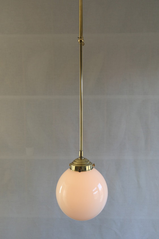 Image 1 of Art Déco – 3 lampade da scuola, lampadario a sospensione con vetro opalino e struttura in ottone - Altezza regolabile