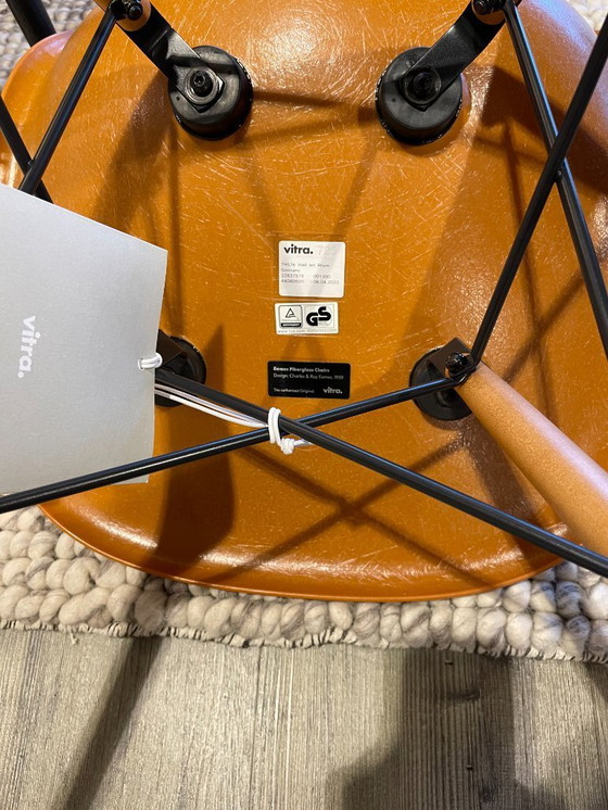 Image 1 of Sedia in fibra di vetro Vitra Eames DSW ocra, gambe in acero dorato