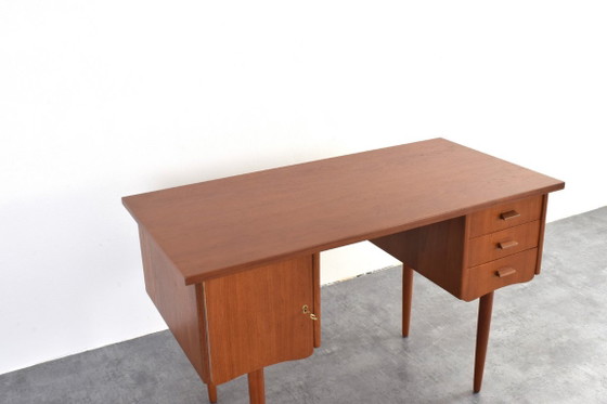 Escritorio danés de teca de mediados de siglo, década de 1960. – Wood (photo 16 of 20)
