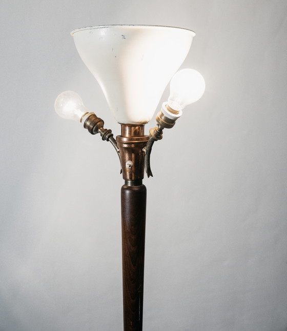 Image 1 of Giuseppe Ostuni Attr. Staande lamp met driepootvoet, jaren 1950, hout en messing.