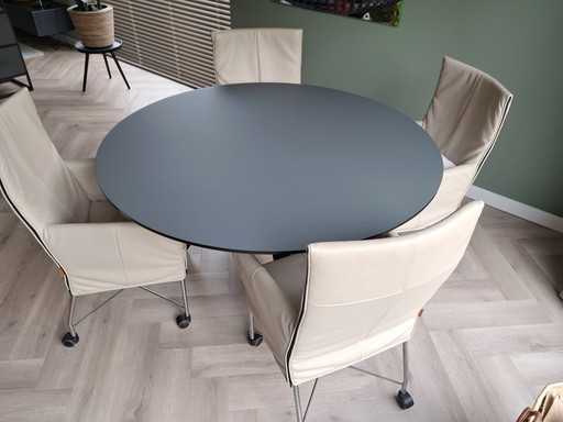 Belly ronde eetkamertafel van Kees Marcelis