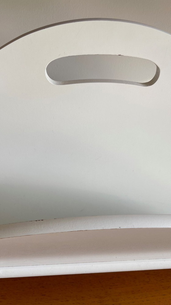 Image 1 of Elégant et Rare Porte-Revues en Bois Géométrique Blanc des Années 80. 1 pièce Chic et de Caractère qui va vite trouver sa place 