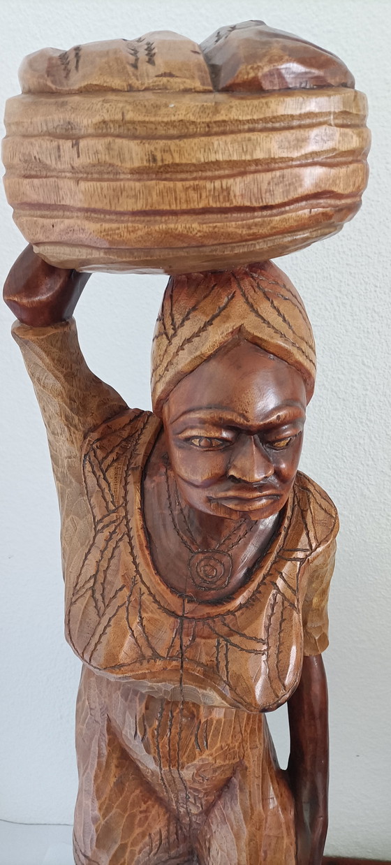 Image 1 of Statue africaine en bois sculpté d'environ 80 cm de haut