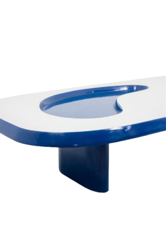 Image 1 of Tavolino organico in alluminio e laccato. Contemporaneo.