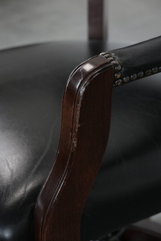 Image 1 of Zwarte, tijdloze, chesterfield bureaustoel gemaakt van rundleer en hout op wieltjes