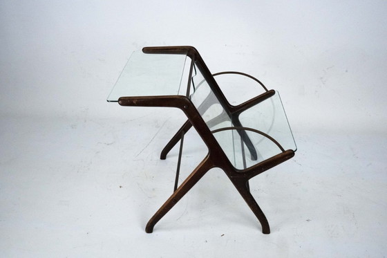 Image 1 of Tijdschriftenrek van Ico Parisi, vervaardigd uit hout, messing en glas. Italië, jaren 1950.