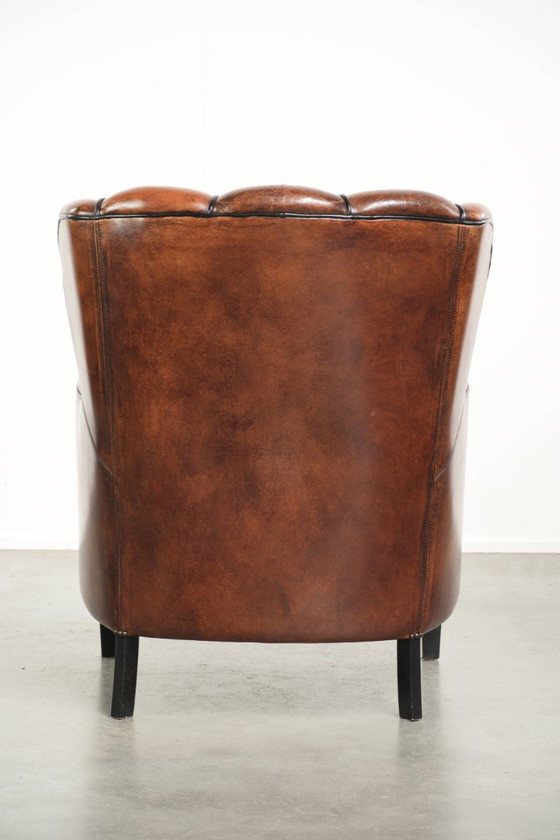 Fauteuil confortable en peau de mouton au design unique, orné d'un passepoil noir. – Leather (photo 4 of 15)