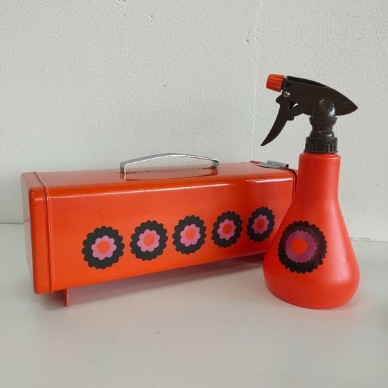 Image 1 of Juego de pulverizador de plantas de plástico Tiger de los años 70 (raro) y lata de almacenamiento/galletas Brabantia