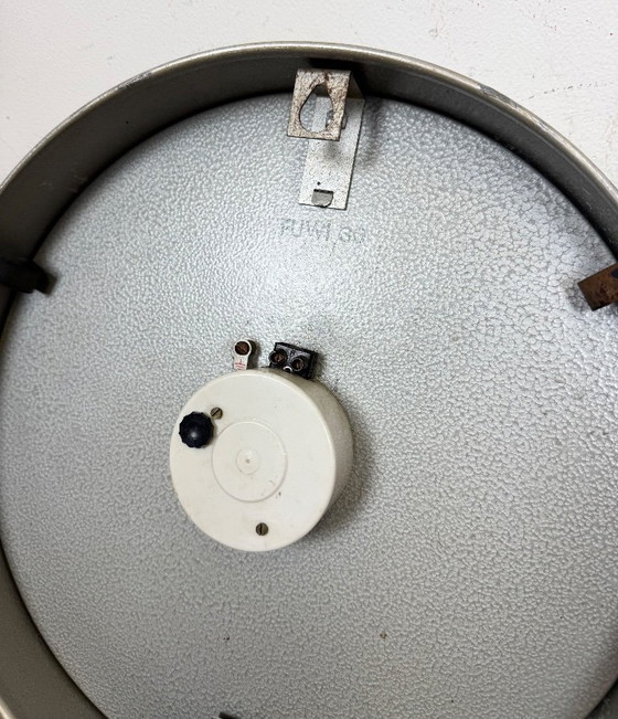 Image 1 of Grijze Duitse industriële elektrische stationswandklok van AEG, jaren 60