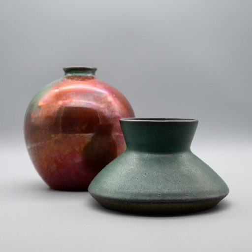 Duo van Japanse studiokeramiek: koperrode glanzende en matgroene keramische vazen, Japan