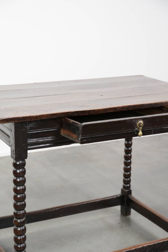 Image 1 of Uniek mooie antieke Engelse side table van eikenhout uit de 18e eeuw met een lade en mooie bobbin gedraaide poten