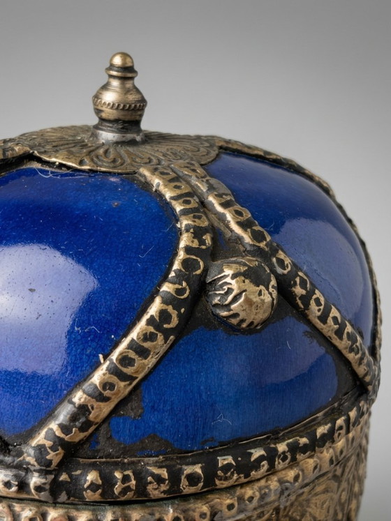 Vaso Coperto in Ceramica Blu Cobalto e Metallo Lavorato – H. 17 Cm – Oggetti decorativi, Iron (photo 5 of 7)