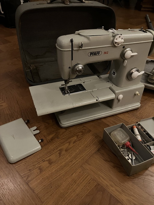 Pfaff 362 industriële naaimachine. Werkt perfect en compleet met pedaal, boekjes en koffer