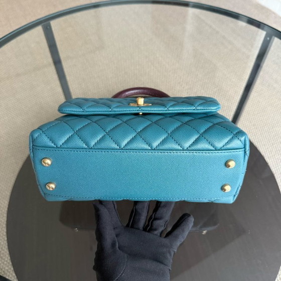 Image 1 of Chanel Coco Handle Small - Caviar trapuntato blu con finiture dorate Serie 28