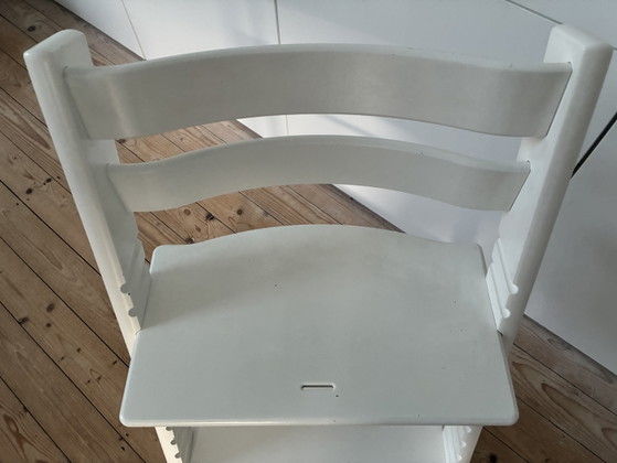 Image 1 of Stokke Tripp Trapp design houten kinderstoel meegroeistoel originele kleur wit 1e eigenaar met glijders