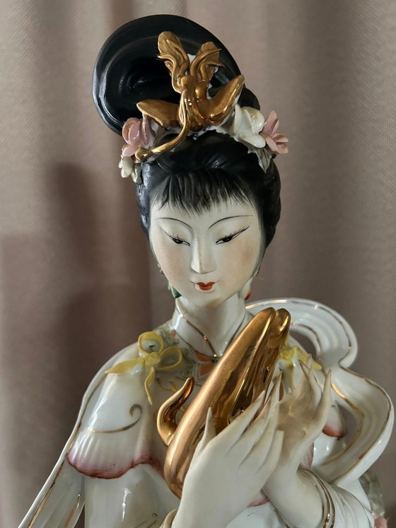 Image 1 of Exclusief Handbeschilderd Chinees Porseleinen Kunstbeeld – Fijne Details & Goudaccenten