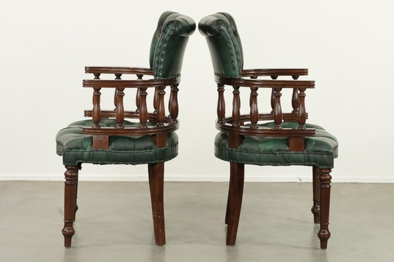 Image 1 of 2 sillas de escritorio/auxiliares Chesterfield de piel de vaca verde flameada al estilo inglés.