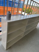 Zelf gemaakte witte open kast 