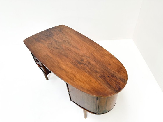 Image 1 of Mid-Century Modern Schreibtisch aus Nussholz mit Bücherregal-Rückseite