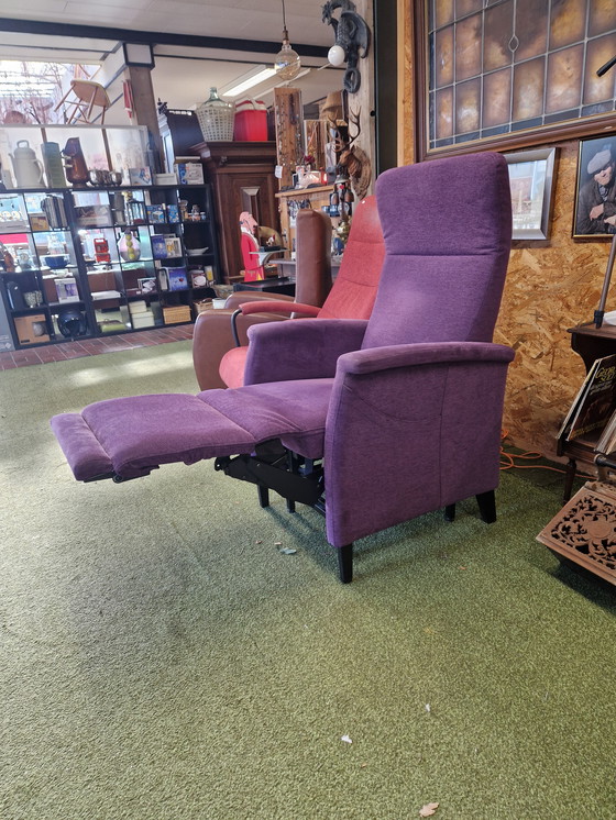Image 1 of FitFORM elektrische relaxfauteuil/liftstoel – paarse stof – model 580 M3