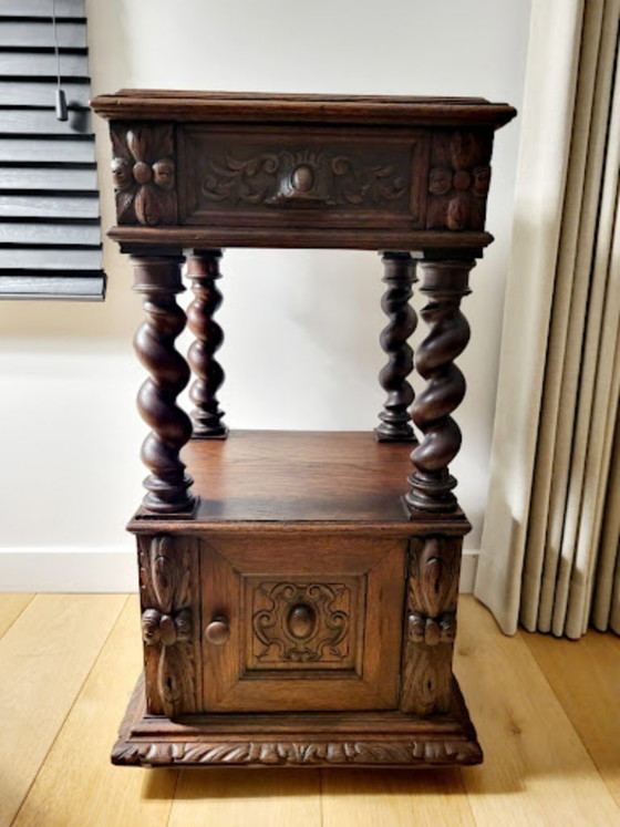 Image 1 of Mesita de noche antigua – Estilo neorrenacentista Luis XIII – Roble y mármol – Siglo XIX