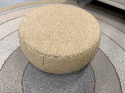 Design on Stock Barrell 60 Hocker Bardal Sahara fabric