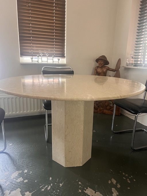 Esstisch aus Travertin - runde Platte / sechseckiges Bein