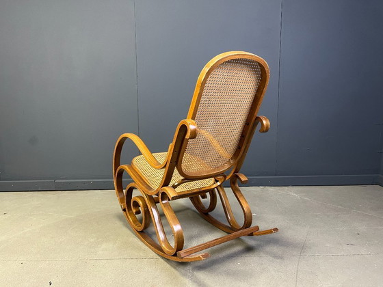 Image 1 of Fauteuil à bascule vintage en bois courbé et toile de canne, années 1960