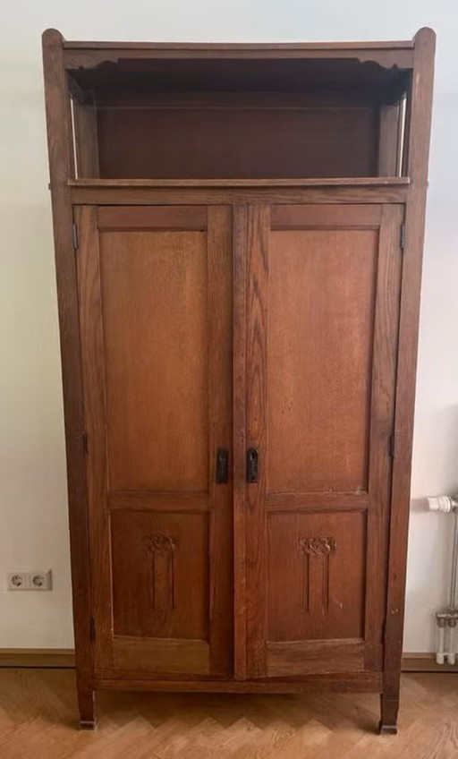 Antico mobile olandese con dettagli in stile Art Nouveau