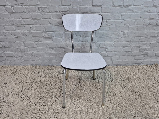 Set di 3 sedie da cucina di design vintage di Brabantia, Formica striata bianca, Paesi Bassi, anni '60 (photo 4 of 11)