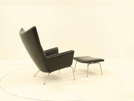 Image 1 of Poltrona Wing e pouf coordinato – CH445 e CH446 – di Hans Wegner