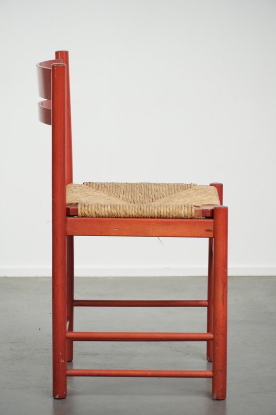 Image 1 of Sedia vintage in legno rosso degli anni '70 con seduta in canna intrecciata.