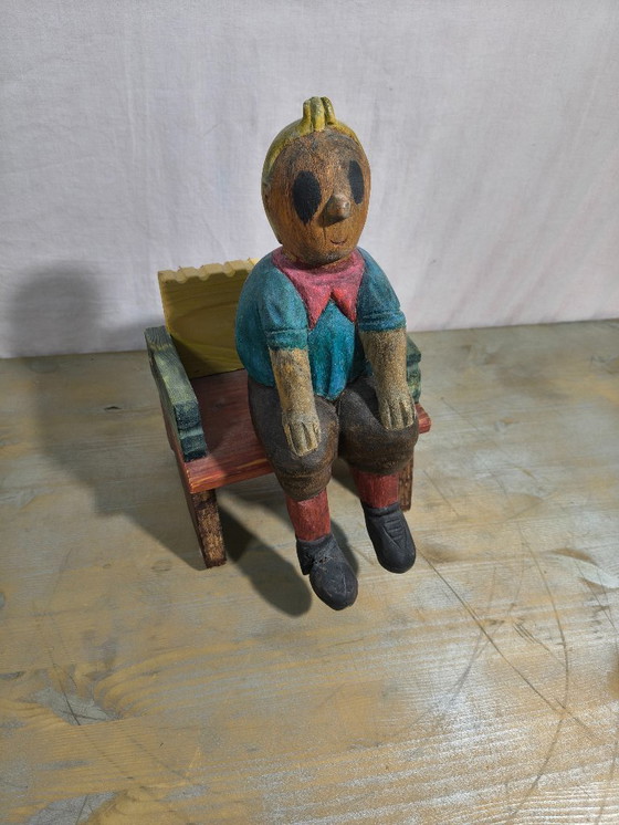 Image 1 of Kuifje op een houten bankje 