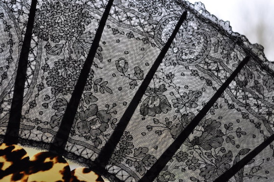 Image 1 of Fächer aus Spitze und Schuppen, monogrammiert, um 1800 (Ref. 3641)