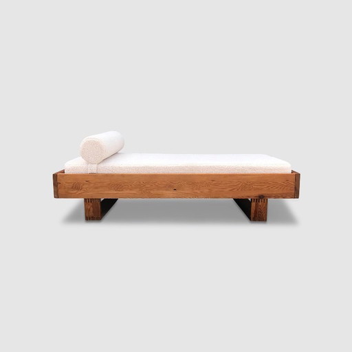 Modernist pine and bouclé daybed by Ate van Apeldoorn for Houtwerk Hattem 1970s