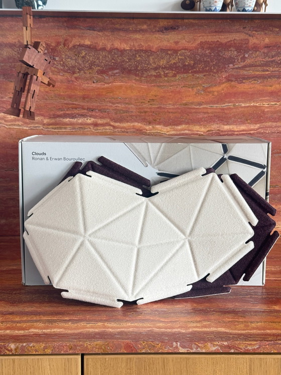 Kvadrat Clouds von Ronan & Erwan Bouroullec – 14 Module – Creme & Schwarz – Wanddekoration, Gummi, Stoff (photo 2 of 6)
