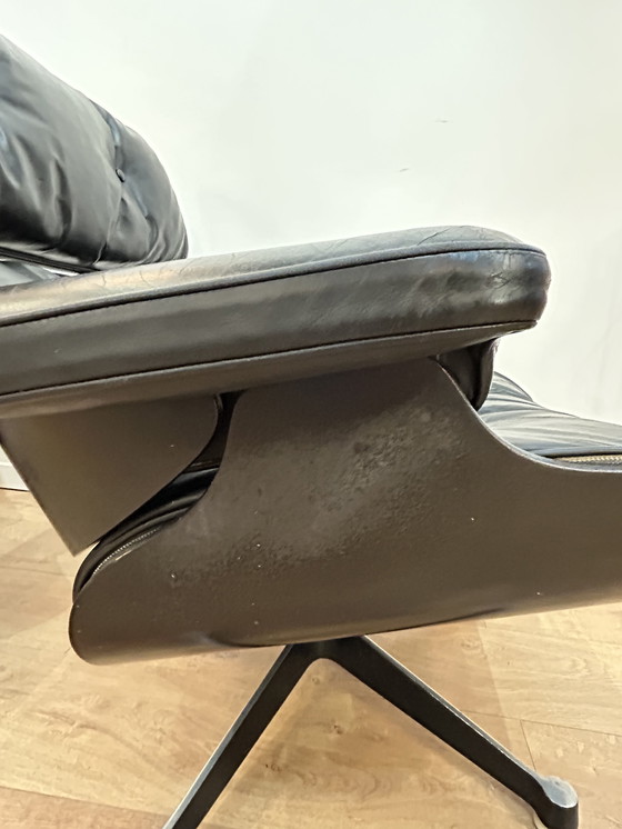 Image 1 of Een paar Eames loungestoelen