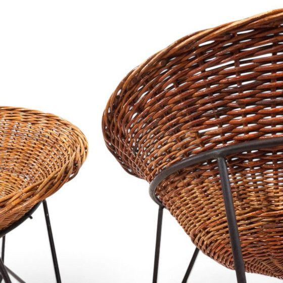 Image 1 of Pod Chairs – Een paar loungestoelen van rotan/riet op een metalen frame, 1970
