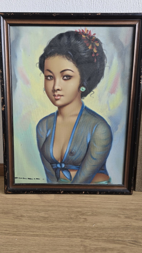 Coppia di 2 Dipinti Indonesiani Vintage Anni '70 – Cornice in Juta / Stile Tretchikoff – Dipinti e disegni (photo 10 of 15)