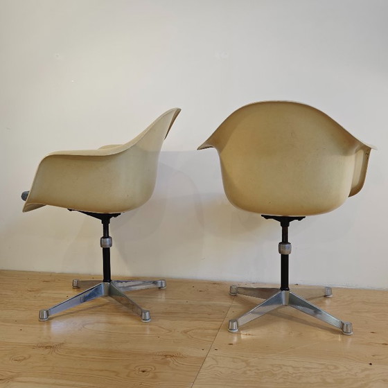 Image 1 of Vintage fiberglass bureau stoelen Herman Miller Eames