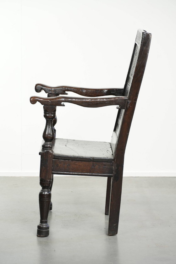 Image 1 of Chaise anglaise ancienne en chêne / Chaise à lambris du XVIIe siècle, ornée de magnifiques sculptures et détails en bois.