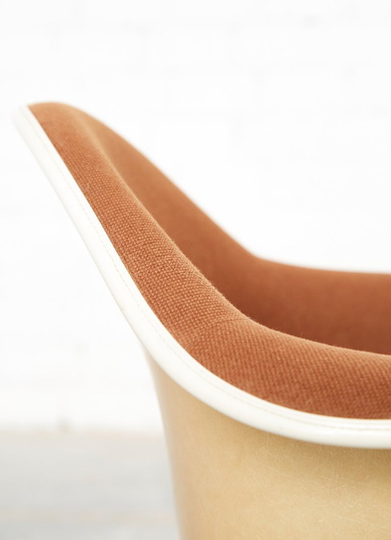 Off-White Dax Fiberglass Chair by Charles & Ray Eames for Vitra – Side chairs (photo 11 of 20)