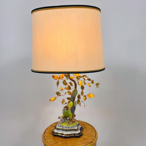 Image 1 of Lampada a forma di uccello in porcellana italiana Mangani con parti dorate e paralume originale