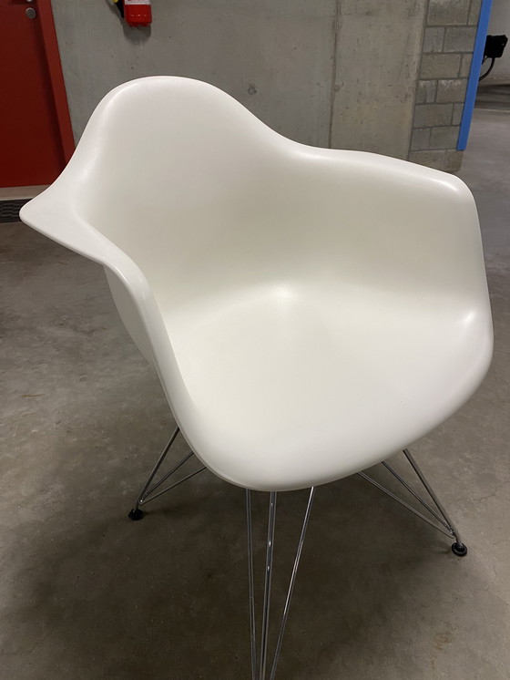 Image 1 of Silla Vitra Eames con estructura blanca y cromada